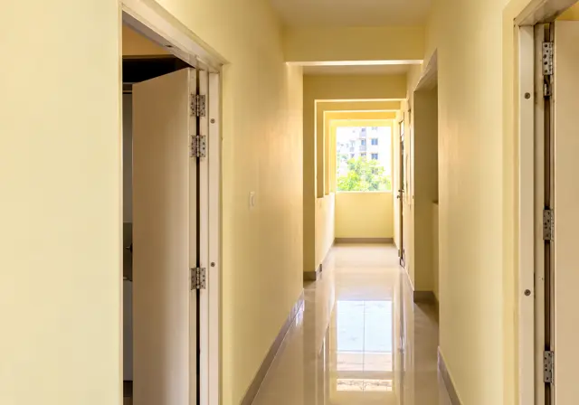 Narela G2-G6 DDA LIG flat ke andar ka corridor